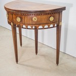 старинный деревянный столик
