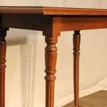 Антикварный столик с балясинообразной проножкой 1900-х гг. 