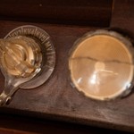 Антикварный шкаф со встроенным проигрывателем 1940-х гг. 