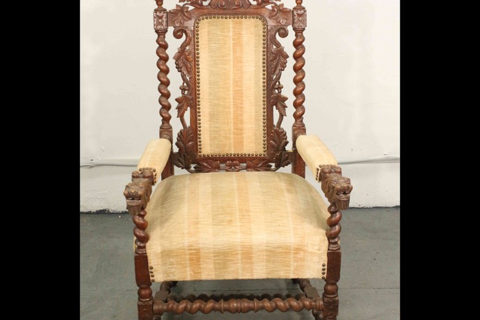 Антикварное кресло с резным щитковым навершием 1850-х гг. 