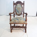 Антикварное дубовое кресло с резным убранством 1890-х гг.