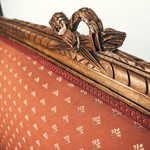 Скамья-диванчик в стиле ампир с резным бантиком на верхней планке