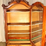 Антикварный платяной шкаф в стиле неорококо с резным навершием 1860-х гг.