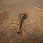 Антикварный секретер с резным навершием 1840-х гг. 