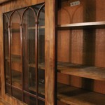 Антикварный книжный шкаф с арочным декором 1860-х гг. 