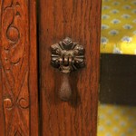 Антикварный чайный столик с фигурным поликом 1910-х гг. 