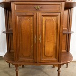 Антикварная витрина с открытыми боковыми полками 1890-х гг. 