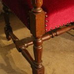 Антикварное кресло в стиле неоренессанс с гербовым щитком на навершии 1850-х гг. 