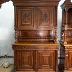 Антикварный ореховый буфет с закрытым верхним объемом 1860-х гг.