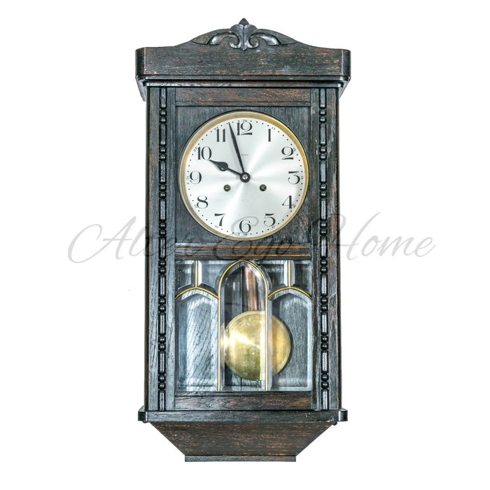 Старинные часы со стеклянным окошком для маятника
