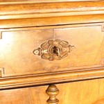 Антикварный ореховый шкаф с открытым ярусом 1870-х гг. 