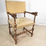 Антикварное дубовое кресло с витыми деталями и маскаронами 1870-х гг.
