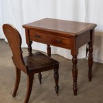 Комплект английской антикварной мебели из небольшого столика и стула 1870-х гг. 