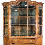 Антикварный ореховый шкаф-витрина с фигурным навершием 1900-х гг.