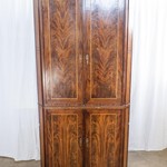Антикварный угловой шкаф с отделкой из пламенеющей  махагони 1760-х гг.