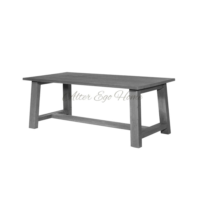 Длинный серый стол из дерева