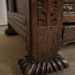 Антикварный английский шкаф с резным фасадом 1680-х гг. 