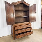 Антикварный шкаф из дуба с фигурным навершием 1810-х гг. 