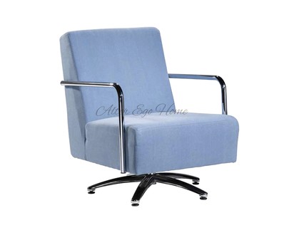 Бледно-голубое кресло на одной ножке со стальными подлокотниками 