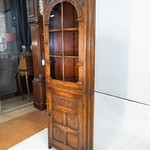 Старинный угловой шкаф с резными деталями