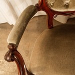 Пара антикварных кресел в стиле неорококо с резным сводом 1850-х гг. 