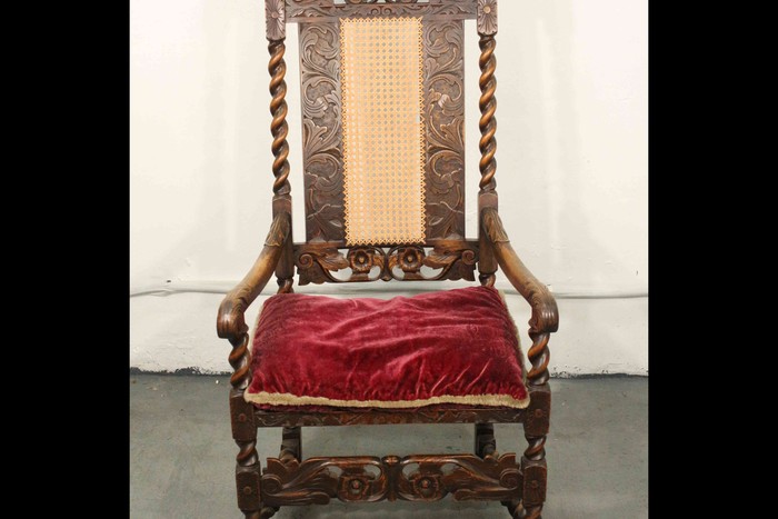 Антикварное дубовое кресло с ротанговой спинкой 1860-х гг. 