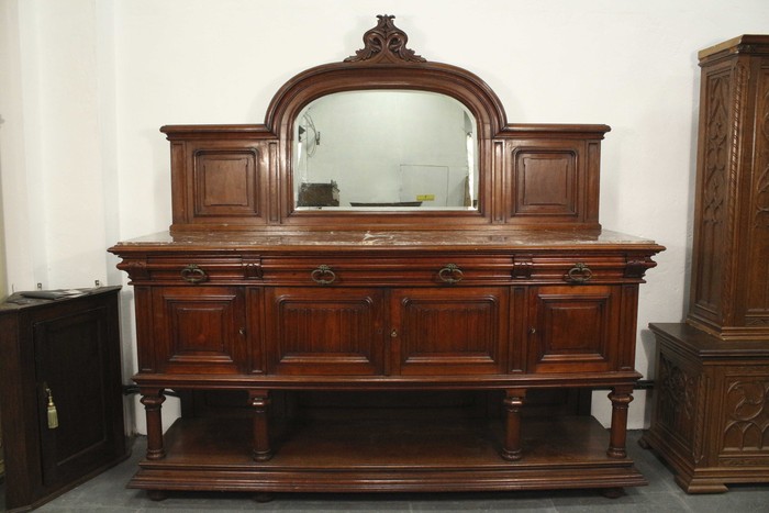 Антикварный комплект мебели в неоготическом стиле для столовой 1870-х гг.  