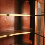 Антикварная горка с фигурной линией фасада 1900-х гг. 