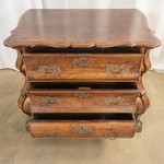 Антикварный комод в стиле Чиппендейл с фигурными накладками 1860-х гг. 