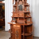 Антикварный сервант светлого дуба с ярусным навершием 1870-х гг. 