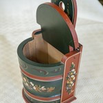 Антикварный комплект бытовых предметов в стиле Хинделуппен (стол, вешалка, настенная полочка, платяная щетка и солонка) 1920-х гг.
