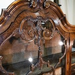 Антикварная витрина с художественной расстекловкой