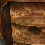 Антикварный угловой шкаф с разомкнутым фронтоном 1760-х гг.