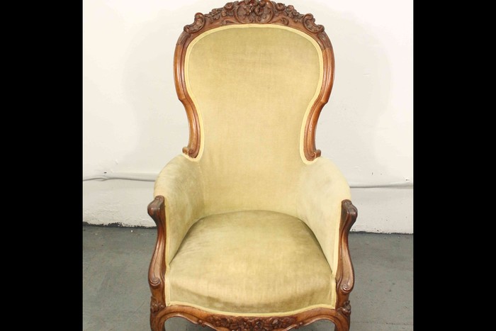 Антикварное кресло с резным навершием 1840-х гг. 