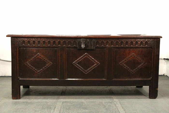 Антикварный дубовый сундук с филеночной конструкцией 1760-х гг. 