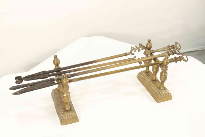 Комплект антикварных таганов и каминных аксессуаров из латуни 1870-х гг. 