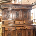 Антикварный ореховый сервант с резными филенками 1860-х гг. 