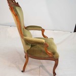 Антикварное кресло с резным навершием