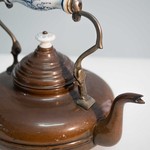 Антикварный чайник на подставке из меди с керамическими вставками 1850-го года
