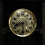 Старинные напольные часы с золоченным циферблатом