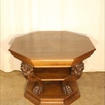 Антикварный столик с резными маскаронами 1900-х гг. 