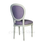 Мягкий стул из бука с фиолетовой обивкой
