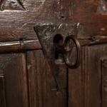 Антикварный сундук с резными филенками 1730-х гг. 