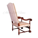 Кресло с обивкой с рисунком из геральдических лилий