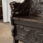 Антикварная скамья в стиле неоренессанс с резными композициями 1870-х гг. 