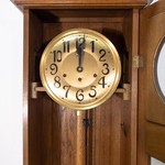 Антикварные напольные часы с застекленной дверцей 