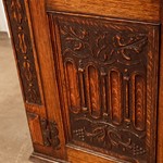 Антикварный дубовый шкаф с резным декором 1900-х гг. 
