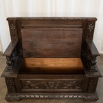 Антикварная скамья с резным гербовым щитком на спинке 1880-х гг. 