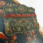 Антикварный комплект бытовых предметов в стиле Хинделуппен (стол, вешалка, настенная полочка, платяная щетка и солонка) 1920-х гг.