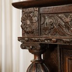 Антикварный английский шкаф с резным фасадом 1680-х гг. 